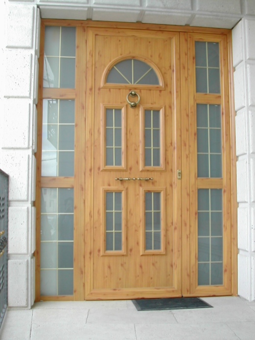Puertas principales imitación a la madera